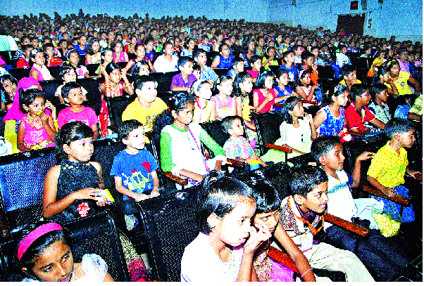 Children in the magical city dazzle | जादुई नगरीत बच्चे कंपनीचा जल्लोष Children in the magical city dazzle | जादुई नगरीत बच्चे कंपनीचा जल्लोष