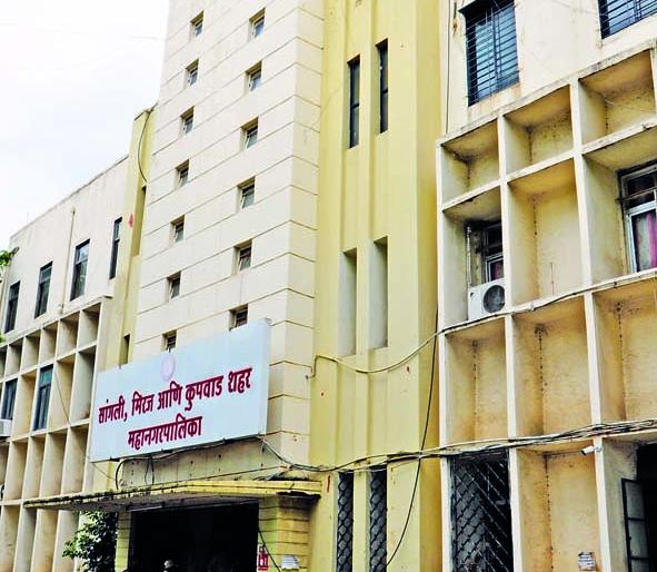 The municipality moved to collect the outstanding tax | थकीत कर वसुलीसाठी महापालिका सरसावली The municipality moved to collect the outstanding tax | थकीत कर वसुलीसाठी महापालिका सरसावली