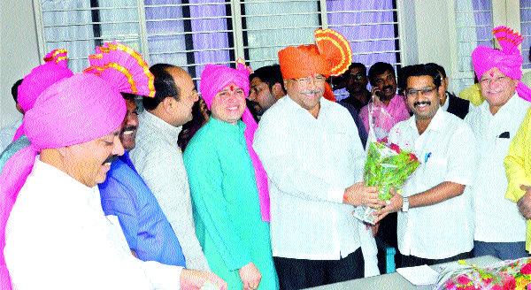 Unlawful corporators of BJP's Mandawala | भाजपच्या मांडवात अन्यपक्षीय नगरसेवक Unlawful corporators of BJP's Mandawala | भाजपच्या मांडवात अन्यपक्षीय नगरसेवक