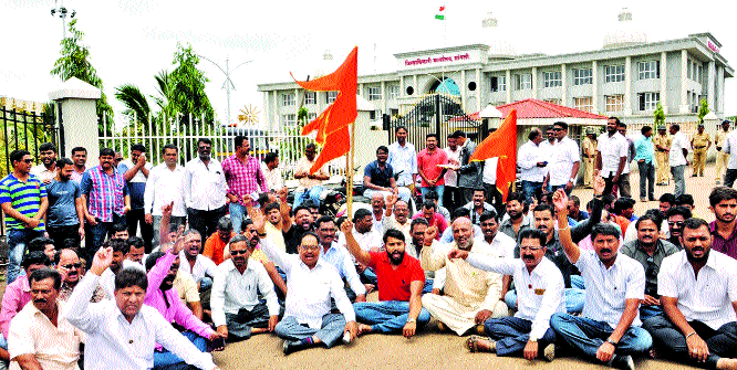 Dismiss the government with the resignation of Chief Minister | मुख्यमंत्र्यांचा राजीनामा घेऊन सरकार बरखास्त करा Dismiss the government with the resignation of Chief Minister | मुख्यमंत्र्यांचा राजीनामा घेऊन सरकार बरखास्त करा