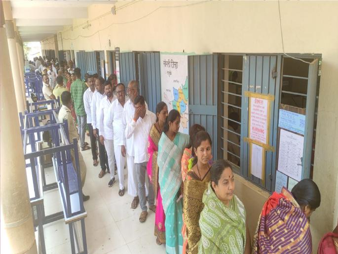 93.75 percent polling for Sangli Bazar Committee | सांगली बाजार समितीसाठी चुरशीने ९३.७५ टक्के मतदान, महाआघाडी, भाजपमध्ये चुरस  93.75 percent polling for Sangli Bazar Committee | सांगली बाजार समितीसाठी चुरशीने ९३.७५ टक्के मतदान, महाआघाडी, भाजपमध्ये चुरस