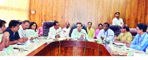 Bank officials from the corporation's credit: Review by Sangli Collector | महामंडळाच्या कर्जावरून बँक अधिकारी धारेवर : सांगली जिल्हाधिकाऱ्यांकडून आढावा