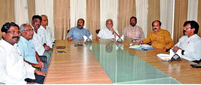 Sangli mayor to choose between ballot box: BJP core committee meeting | सांगली महापौर निवडीचा चेंडू पालकमंत्र्यांच्या कोर्टात : भाजप कोअर कमिटीची बैठक Sangli mayor to choose between ballot box: BJP core committee meeting | सांगली महापौर निवडीचा चेंडू पालकमंत्र्यांच्या कोर्टात : भाजप कोअर कमिटीची बैठक