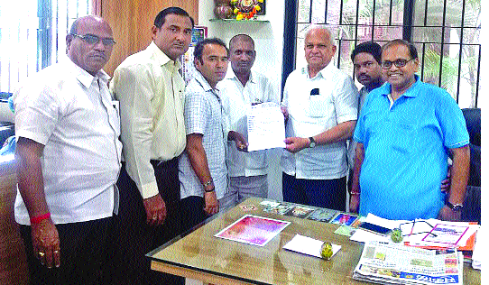 Embarrassment about the Guardian in the entrepreneurs | उद्योजकांमध्ये पालकमंत्र्यांबद्दल नाराजी