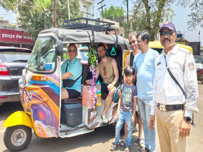 Foreign guests who left for India tour arrived at Miraj Police Station and were delighted with the hospitality | Sangli: रिक्षाने भारत भ्रमणासाठी निघाले, मिरजेत पोलिसांनी अडवले; परदेशी पाहुणे पाहुणचारांने भारावले Foreign guests who left for India tour arrived at Miraj Police Station and were delighted with the hospitality | Sangli: रिक्षाने भारत भ्रमणासाठी निघाले, मिरजेत पोलिसांनी अडवले; परदेशी पाहुणे पाहुणचारांने भारावले