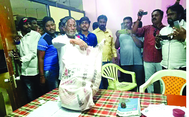 Molasses attack dogs; Eight injured | मिरजेत मोकाट कुत्र्यांचा हल्ला; आठ जखमी Molasses attack dogs; Eight injured | मिरजेत मोकाट कुत्र्यांचा हल्ला; आठ जखमी