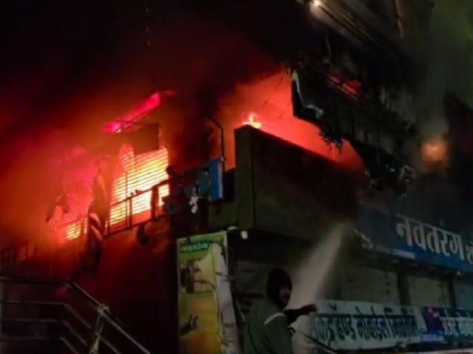 Massive fire breaks out at mobile shop in Sangli, materials worth one crore gutted | सांगलीत मोबाइल शॉपीला भीषण आग, एक कोटीचे साहित्य जळून खाक 