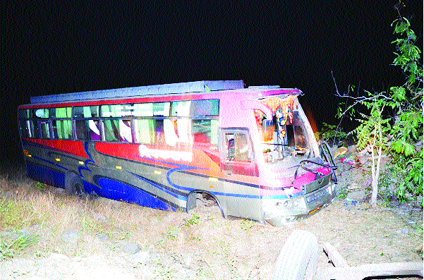 Three killed in private bus near Nagraj | नागजजवळ खासगी बस उलटून तीन ठार Three killed in private bus near Nagraj | नागजजवळ खासगी बस उलटून तीन ठार