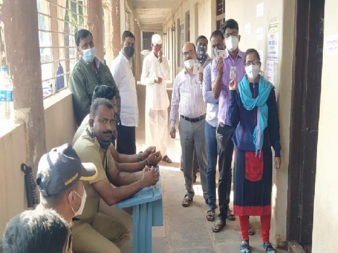 82 Percent Voting for three Nagar Panchayats in Sangli district | जिल्ह्यात तीन नगरपंचायतींसाठी ८२ टक्के मतदान