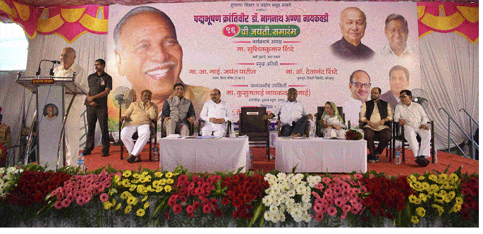 Modi, the villagers can not see the development of the villages | मोदी, शहांना खेड्यांचा विकास दिसतच नाही Modi, the villagers can not see the development of the villages | मोदी, शहांना खेड्यांचा विकास दिसतच नाही