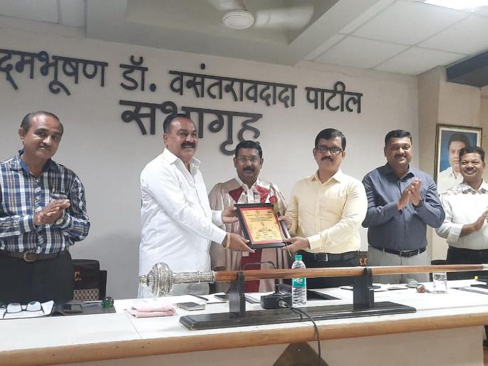 Displeasure with the mayor, praise for the commissioner, an all-party appreciation ceremony was held in the Sangli Municipal Corporation meeting. | महापौरांवर नाराजी, आयुक्तांवर स्तुतीसुमने, सांगली महापालिकेच्या सभेत रंगला सर्वपक्षीय कौतुक सोहळा Displeasure with the mayor, praise for the commissioner, an all-party appreciation ceremony was held in the Sangli Municipal Corporation meeting. | महापौरांवर नाराजी, आयुक्तांवर स्तुतीसुमने, सांगली महापालिकेच्या सभेत रंगला सर्वपक्षीय कौतुक सोहळा