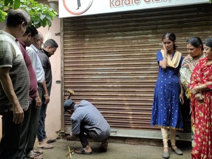Sangli: Former Union Minister Prateek Patil broke the lock of the gymnasium, warning of agitation against the Municipal Corporation | Sangli: माजी केंद्रीय मंत्री प्रतीक पाटील यांनी तोडले व्यायामशाळेचे कुलूप, महापालिकेविरोधात आंदोलनाचा इशारा Sangli: Former Union Minister Prateek Patil broke the lock of the gymnasium, warning of agitation against the Municipal Corporation | Sangli: माजी केंद्रीय मंत्री प्रतीक पाटील यांनी तोडले व्यायामशाळेचे कुलूप, महापालिकेविरोधात आंदोलनाचा इशारा