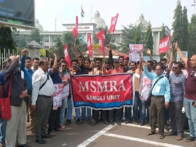 Demonstrations by medical representatives in Sangli, anger against central government policies | सांगलीत वैद्यकीय प्रतिनिधींची निदर्शने, केंद्र शासनाच्या धोरणाविरूद्ध संताप Demonstrations by medical representatives in Sangli, anger against central government policies | सांगलीत वैद्यकीय प्रतिनिधींची निदर्शने, केंद्र शासनाच्या धोरणाविरूद्ध संताप