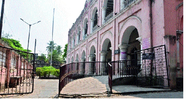 Controversy between the chairs and lawyers: On the very first day there was a lot of confusion | खुर्च्यांवरुन वकिलांमध्ये वादावादी : पहिल्याच दिवशी प्रचंड गोंधळ