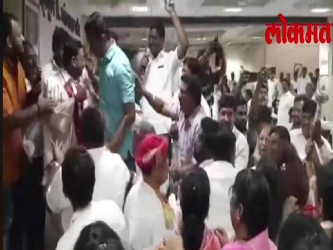 Sangli BJP Congress corporator ran towards the mayor | सांगली महापालिकेच्या महासभेत गदारोळ, भाजप-काँग्रेस नगरसेवक महापौरांच्या अंगावर धावले Sangli BJP Congress corporator ran towards the mayor | सांगली महापालिकेच्या महासभेत गदारोळ, भाजप-काँग्रेस नगरसेवक महापौरांच्या अंगावर धावले