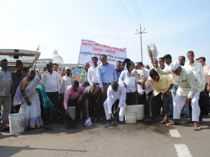Unique movement of washing clothes by Sangliat Parit Samaj | सांगलीत परीट समाजातर्फे कपडे धुण्याचे अनोखे आंदोलन Unique movement of washing clothes by Sangliat Parit Samaj | सांगलीत परीट समाजातर्फे कपडे धुण्याचे अनोखे आंदोलन