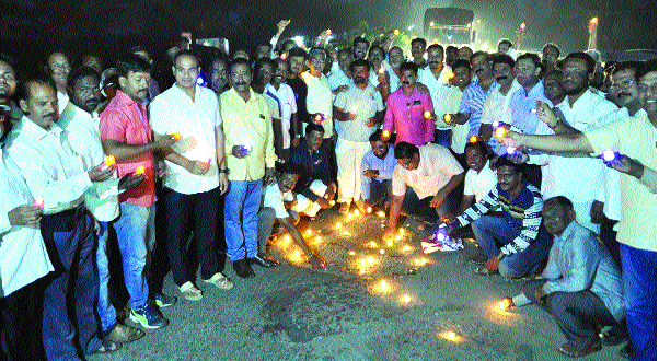 Sangli-Peth road paved the way to the light! | सांगली-पेठ रस्त्यावरील खड्डे उजळले दिव्यांनी! Sangli-Peth road paved the way to the light! | सांगली-पेठ रस्त्यावरील खड्डे उजळले दिव्यांनी!