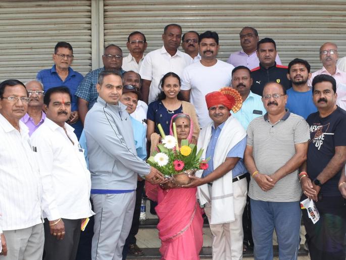 Seven lakh rupees deposited in the bank account The cinematographer from Sangli returned honestly | बॅंक खात्यावर सात लाख रुपये जमा झाले, सांगलीतील छायचित्रकाराने प्रामाणिकपणे परत केले Seven lakh rupees deposited in the bank account The cinematographer from Sangli returned honestly | बॅंक खात्यावर सात लाख रुपये जमा झाले, सांगलीतील छायचित्रकाराने प्रामाणिकपणे परत केले