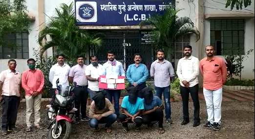 A gang that looted Rs 1.5 lakh from a private company has been arrested | खासगी कंपनीचे साडेअकरा लाख लुटणाऱ्या टोळीला अटक A gang that looted Rs 1.5 lakh from a private company has been arrested | खासगी कंपनीचे साडेअकरा लाख लुटणाऱ्या टोळीला अटक