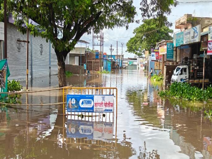 Three drunken rioters beaten up for watching flood, Sangli city police files case | Sangli flood: दारू पिऊन पूर पाहणाऱ्या तिघा हुल्लडबाजांना चोप, गुन्हा दाखल Three drunken rioters beaten up for watching flood, Sangli city police files case | Sangli flood: दारू पिऊन पूर पाहणाऱ्या तिघा हुल्लडबाजांना चोप, गुन्हा दाखल