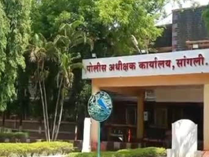 Sandalwood theft racket exposed from Sangli police headquarters; Secrecy regarding investigations | Crime News: सांगली पोलीस मुख्यालयातील चंदनचोरी, रॅकेट उघड; तपासाबाबत गुप्तता Sandalwood theft racket exposed from Sangli police headquarters; Secrecy regarding investigations | Crime News: सांगली पोलीस मुख्यालयातील चंदनचोरी, रॅकेट उघड; तपासाबाबत गुप्तता