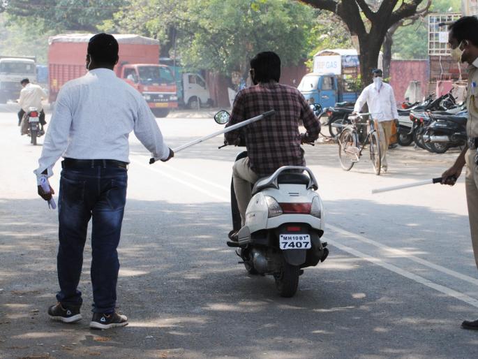 Police lathi prasad to the crowd in Sangli | सांगलीत गर्दी करणाऱ्यांना पोलिसांचा लाठीप्रसाद Police lathi prasad to the crowd in Sangli | सांगलीत गर्दी करणाऱ्यांना पोलिसांचा लाठीप्रसाद