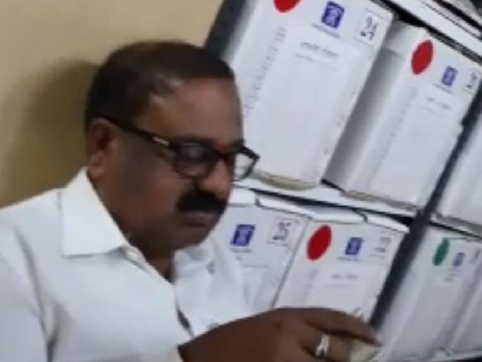 A bribe accepted for aiding and abetting a crime, Sub-Inspector of Police Ramchandra Gosavi of Atpadi in Sangli has been suspended | Sangli News: गुन्ह्यात मदतीसाठी स्वीकारलेली लाच भोवली, आटपाडीचे पोलिस उपनिरीक्षक रामचंद्र गोसावी निलंबित A bribe accepted for aiding and abetting a crime, Sub-Inspector of Police Ramchandra Gosavi of Atpadi in Sangli has been suspended | Sangli News: गुन्ह्यात मदतीसाठी स्वीकारलेली लाच भोवली, आटपाडीचे पोलिस उपनिरीक्षक रामचंद्र गोसावी निलंबित