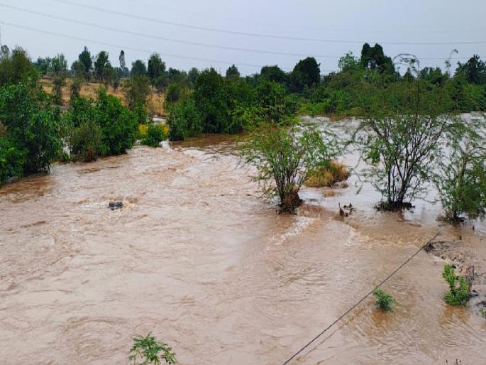 Heavy rains on Saturday midnight and Sunday disrupted life in many parts of Sangli district | सांगली जिल्ह्याला मुसळधार पावसाने झोडपले; नदी-नाल्यांना पूर, गावांचे संपर्क तुटले Heavy rains on Saturday midnight and Sunday disrupted life in many parts of Sangli district | सांगली जिल्ह्याला मुसळधार पावसाने झोडपले; नदी-नाल्यांना पूर, गावांचे संपर्क तुटले
