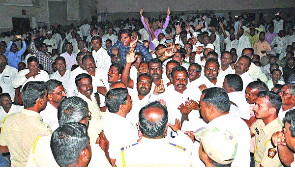 Sangliyat Guruji is still in the middle of this year | सांगलीत गुरुजींचा यंदाही गोधळ Sangliyat Guruji is still in the middle of this year | सांगलीत गुरुजींचा यंदाही गोधळ