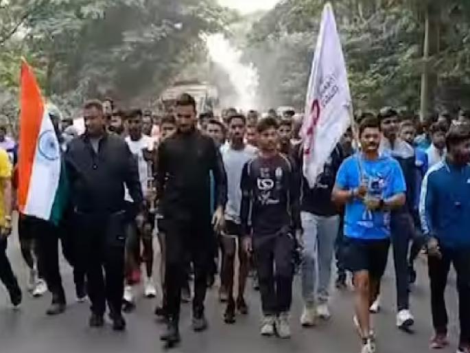 Sangli to Mumbai Shaheed Run in memory of the martyred police officers and employees of the terrorist attack on November 26 | सांगली ते मुंबई शहीद दौडला आजपासून प्रारंभ; सहभागी धावपटूंच्या हातात मशाल, राष्ट्रध्वज असणार Sangli to Mumbai Shaheed Run in memory of the martyred police officers and employees of the terrorist attack on November 26 | सांगली ते मुंबई शहीद दौडला आजपासून प्रारंभ; सहभागी धावपटूंच्या हातात मशाल, राष्ट्रध्वज असणार