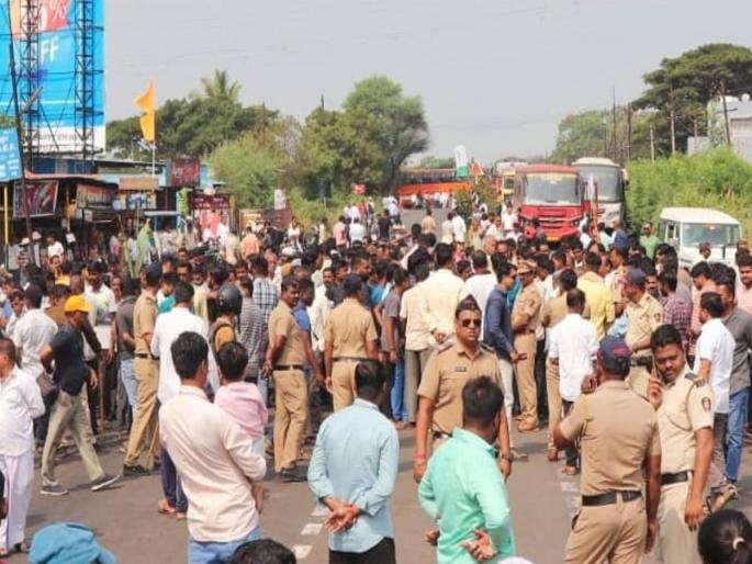 Sugarcane agitation broke out in Sangli district | सांगली जिल्ह्यात ऊस आंदोलन पेटले; ठिकठिकाणी चक्काजाम, वाहनांच्या रांगा Sugarcane agitation broke out in Sangli district | सांगली जिल्ह्यात ऊस आंदोलन पेटले; ठिकठिकाणी चक्काजाम, वाहनांच्या रांगा
