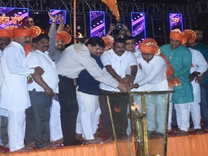 Shivajyot ignited in Sangli, Installation in front of the statue of Chhatrapati Shivaji Maharaj | सांगलीत अखंड तेवणारी शिवज्योत प्रज्ज्वलित, छत्रपती शिवाजी महाराजांच्या पुतळ्यासमोर प्रतिष्ठापना Shivajyot ignited in Sangli, Installation in front of the statue of Chhatrapati Shivaji Maharaj | सांगलीत अखंड तेवणारी शिवज्योत प्रज्ज्वलित, छत्रपती शिवाजी महाराजांच्या पुतळ्यासमोर प्रतिष्ठापना