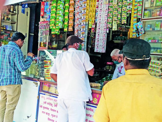 CoronaVirus Lockdown: | CoronaVirus Lockdown : काही महाभागांमुळे सोशल डिस्टन्सिंंगला हरताळ CoronaVirus Lockdown: | CoronaVirus Lockdown : काही महाभागांमुळे सोशल डिस्टन्सिंंगला हरताळ