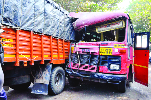 Sangliwadi Accident; 16 passengers injured | सांगलीवाडीत अपघात; १६ प्रवासी जखमी Sangliwadi Accident; 16 passengers injured | सांगलीवाडीत अपघात; १६ प्रवासी जखमी