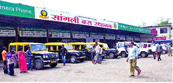 ST wheels stopped; Passengers' arrival | एसटीची चाके थांबली; प्रवाशांचे हाल ST wheels stopped; Passengers' arrival | एसटीची चाके थांबली; प्रवाशांचे हाल