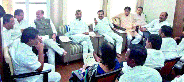 They are attacking | डल्ला मारणारेच हल्लाबोल करताहेत