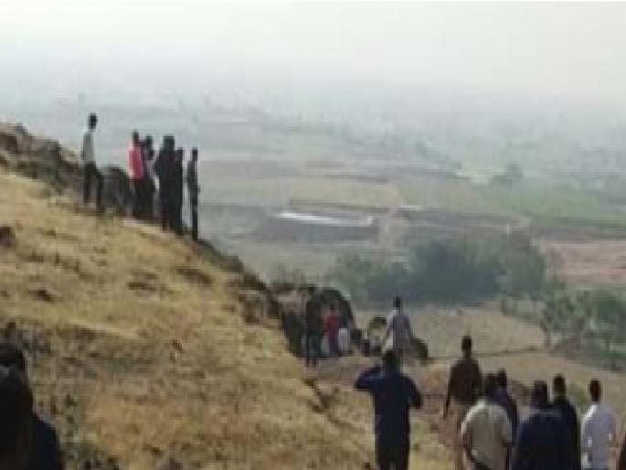 The bodies of a young man and two young women were found on Shekoba hill in Manerajuri of Sangli district | खळबळजनक : सांगलीतील डोंगरावर आढळले मृतदेह, एका तरुणासह दोन युवतींचा समावेश  The bodies of a young man and two young women were found on Shekoba hill in Manerajuri of Sangli district | खळबळजनक : सांगलीतील डोंगरावर आढळले मृतदेह, एका तरुणासह दोन युवतींचा समावेश