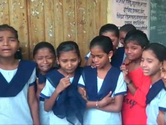 Student's brother weeps at Natoli's replacement, video goes viral: | नाटोलीत गुरुजींच्या बदलीने विद्यार्थी धाय मोकलून रडले, व्हिडिओ व्हायरल : Student's brother weeps at Natoli's replacement, video goes viral: | नाटोलीत गुरुजींच्या बदलीने विद्यार्थी धाय मोकलून रडले, व्हिडिओ व्हायरल :