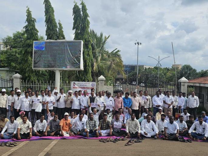 teachers protest on the first day of school  demonstration in front of the collectorate | गुरुजींचे शाळेच्या पहिल्या दिवशीच आंदोलन; जिल्हाधिकारी कार्यालयासमोर निदर्शने teachers protest on the first day of school  demonstration in front of the collectorate | गुरुजींचे शाळेच्या पहिल्या दिवशीच आंदोलन; जिल्हाधिकारी कार्यालयासमोर निदर्शने
