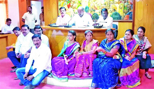 Standing Committee Members Standing For The Streets | स्थायी सदस्यांचा सभागृहात ठिय्या- पावसाळी मुरूमावरून वाद : निविदाच न काढल्याने संताप Standing Committee Members Standing For The Streets | स्थायी सदस्यांचा सभागृहात ठिय्या- पावसाळी मुरूमावरून वाद : निविदाच न काढल्याने संताप