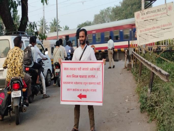 Jubair Samlewale, a young man from Sangli, along with his family is giving discipline lessons to motorists | उद्योग व्यवसायातून वेळ काढत 'तो' देतोय सांगलीत वाहतुक शिस्तीचे धडे Jubair Samlewale, a young man from Sangli, along with his family is giving discipline lessons to motorists | उद्योग व्यवसायातून वेळ काढत 'तो' देतोय सांगलीत वाहतुक शिस्तीचे धडे