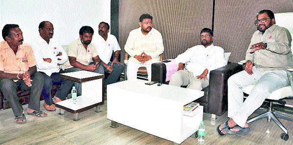 Uissarachi Kondi Shuttle | ऊसदराची कोंडी फुटली Uissarachi Kondi Shuttle | ऊसदराची कोंडी फुटली