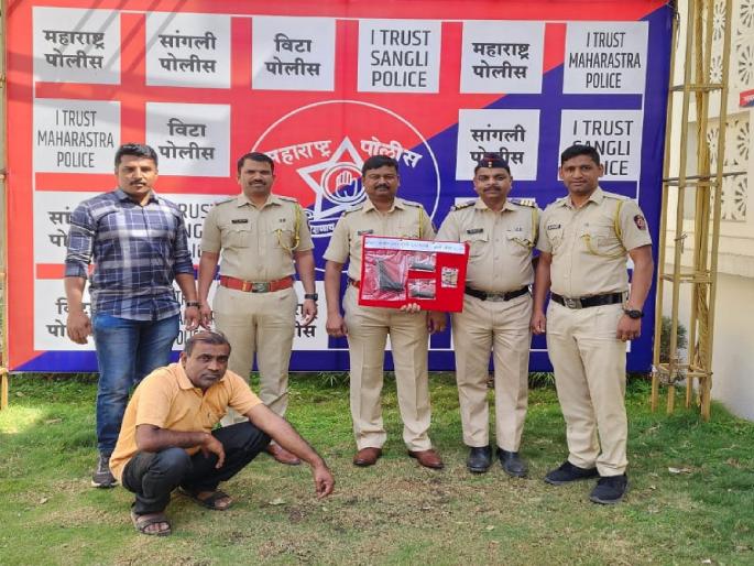 Ex soldier arrested with illegal pistol, action by Vita police in Sangli | बेकायदेशीर पिस्तूलसह माजी सैनिकास अटक, सांगलीतील विटा पोलिसांची कारवाई  Ex soldier arrested with illegal pistol, action by Vita police in Sangli | बेकायदेशीर पिस्तूलसह माजी सैनिकास अटक, सांगलीतील विटा पोलिसांची कारवाई