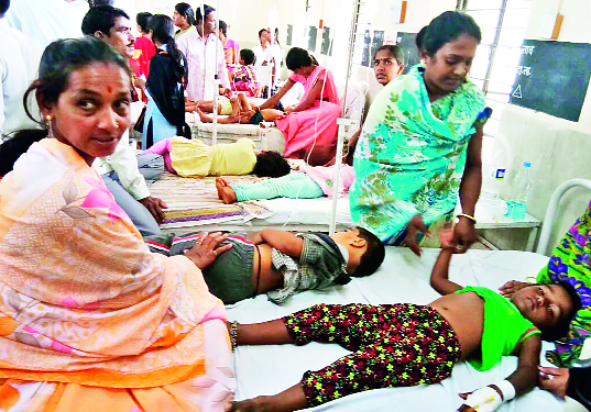 25 children suffer from eating pesticides in the dumps | ढवळेश्वरात जंतनाशक गोळ्या खाल्ल्याने २५ बालकांना त्रास 25 children suffer from eating pesticides in the dumps | ढवळेश्वरात जंतनाशक गोळ्या खाल्ल्याने २५ बालकांना त्रास