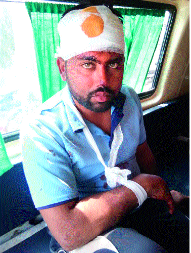 Armed attack in Karandwadi | कारंदवाडीत सशस्त्र हल्ला