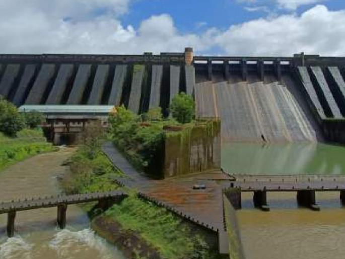 Two TMC of water was released from Koyna Dam for irrigation in Sangli district | कोयनेतून सांगलीच्या सिंचनासाठी विसर्ग वाढवला, पायथा वीजगृहाचे दुसरे युनिटही सुरू 