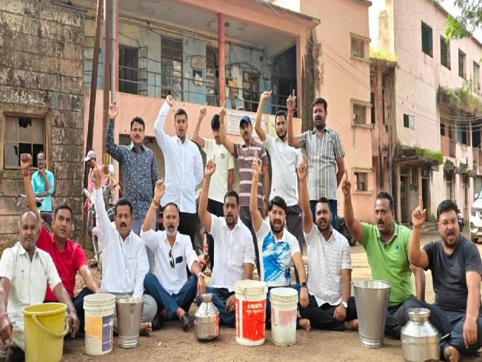 Water supply disrupted in Sangli on Diwali itself Citizens angry | सांगलीत ऐन दिवाळीत पाणीबाणी; फटाके बाजूला टाकले, बादल्या घेवून आंदोलनाला आले Water supply disrupted in Sangli on Diwali itself Citizens angry | सांगलीत ऐन दिवाळीत पाणीबाणी; फटाके बाजूला टाकले, बादल्या घेवून आंदोलनाला आले