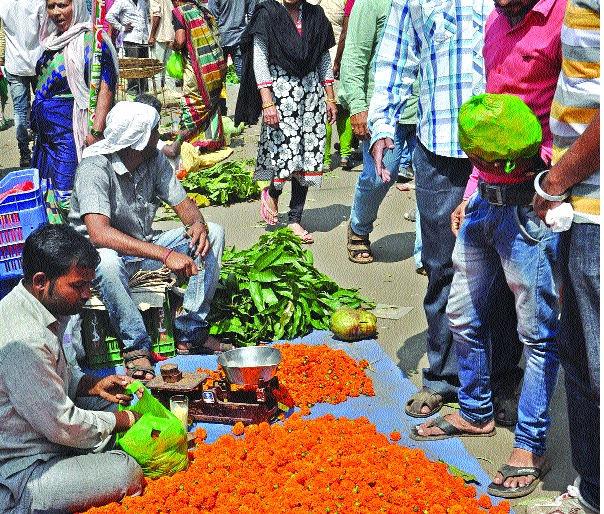 Crude oil at Rs | झेंडूचा दर दोनशे रुपये किलो