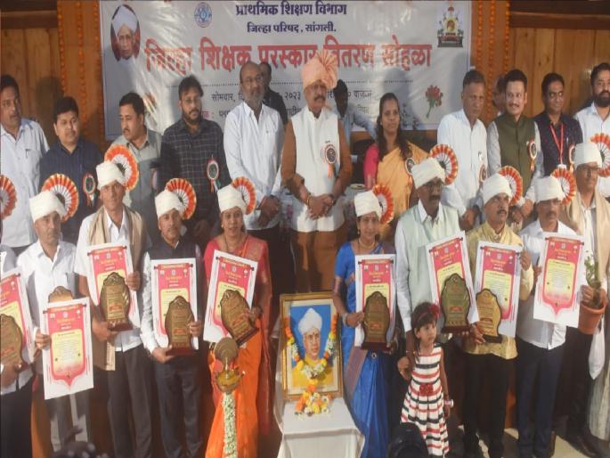 Teachers should be aware of responsibility and create ideal students, asserted Minister Suresh Khade | शिक्षकांनी जबाबदारीची जाणीव ठेवून आदर्श विद्यार्थी घडवावेत, मंत्री सुरेश खाडेंचे प्रतिपादन Teachers should be aware of responsibility and create ideal students, asserted Minister Suresh Khade | शिक्षकांनी जबाबदारीची जाणीव ठेवून आदर्श विद्यार्थी घडवावेत, मंत्री सुरेश खाडेंचे प्रतिपादन