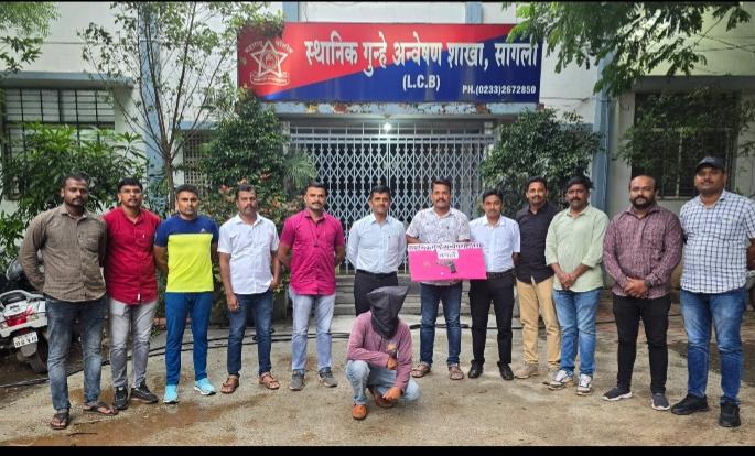 pistol cartridges seized from miraj youth action of local crime investigation | मिरजेत तरूणाकडून पिस्तुल, काडतुसे जप्त; स्थानिक गुन्हे अन्वेषणची कारवाई pistol cartridges seized from miraj youth action of local crime investigation | मिरजेत तरूणाकडून पिस्तुल, काडतुसे जप्त; स्थानिक गुन्हे अन्वेषणची कारवाई